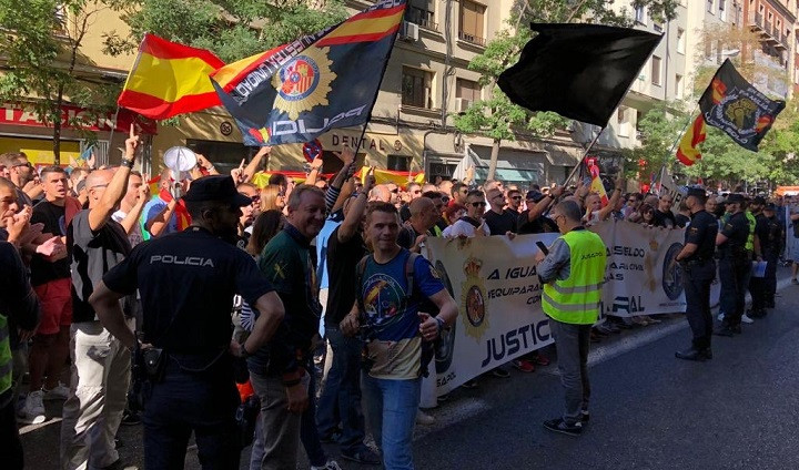 Polic As Nacionales Y Guardias Civiles Se Concentran Ante La Sede Del