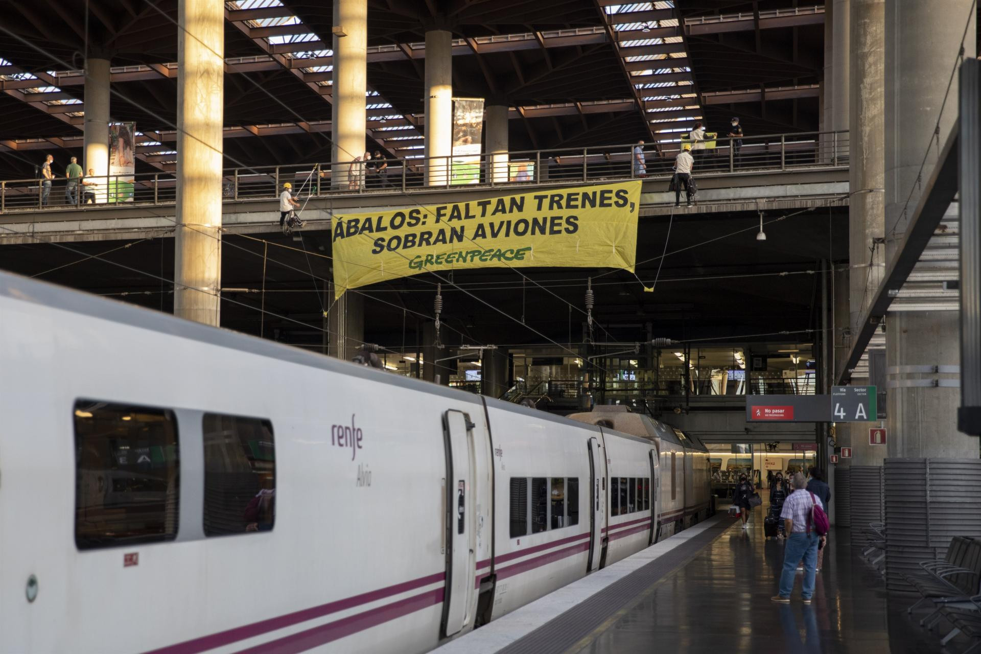 Greenpeace denuncia en Atocha la suspensión de trenes y pide a Ábalos