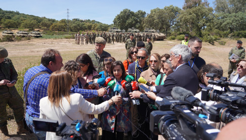 Margarita Robles atiende a los periodistas en la base militar de Cerro Muriano (Córdoba).
