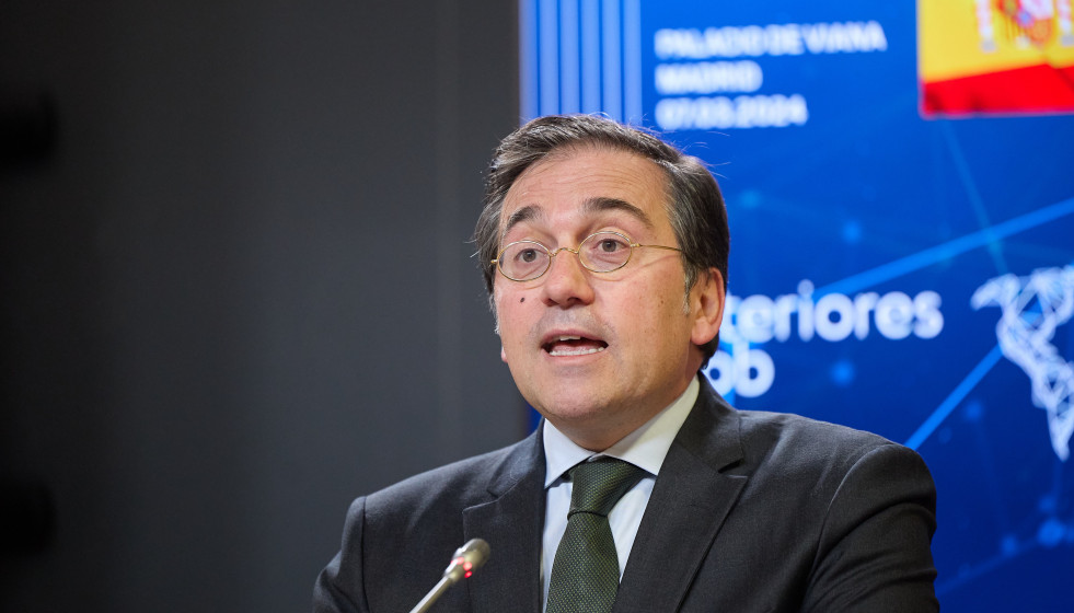 El ministro de Asuntos Exteriores, Unión Europea y Cooperación, José Manuel Albares, comparece en rueda de prensa tras su reunión con el comisionado general de la Agencia de Naciones Unidas para l