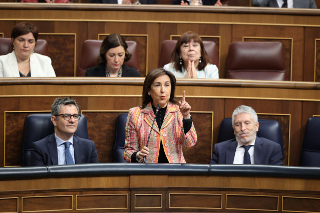 La ministra de Defensa, Margarita Robles, interviene durante una sesión de control al Gobierno, en el Congreso de los Diputados, a 24 de abril de 2024, en Madrid (España).