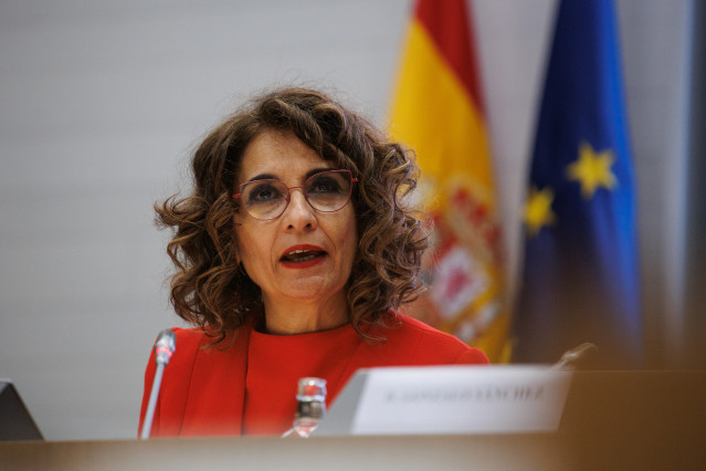 La vicepresidenta primera y ministra de Hacienda, María Jesús Montero, interviene durante la jornada ‘España: 2024, un año de hitos para los Fondos Europeos’ organizada por CEOE y PwC, en la sede de la CEOE, a 25 de abril de 2024, en Madrid (España).