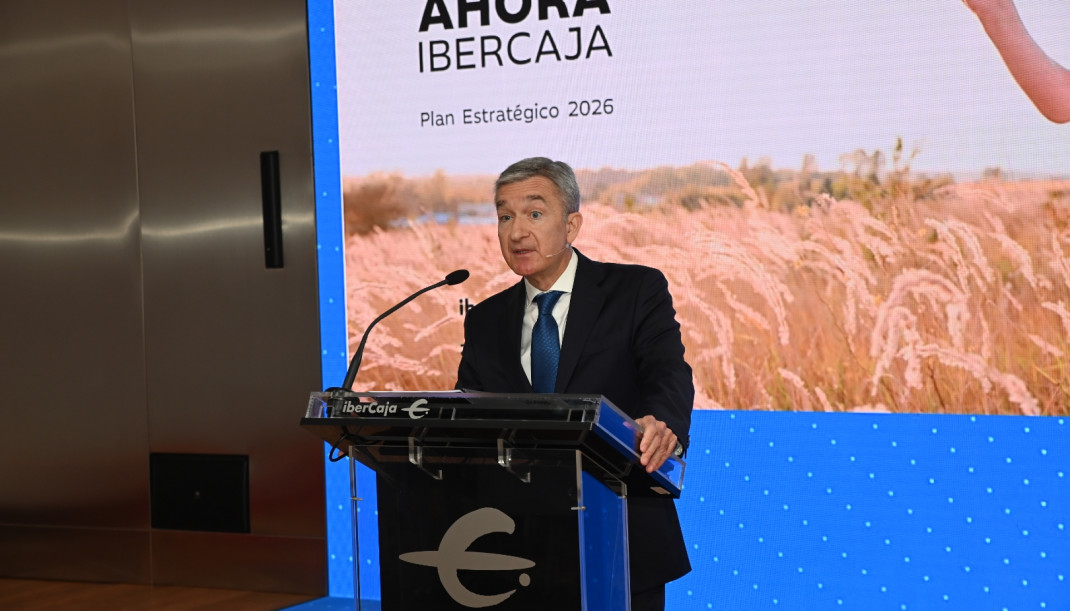 El consejero delegado de Ibercaja Banco, Víctor Iglesias, interviene durante la presentación del nuevo Plan Estratégico 2024-2026, en la sede central de Ibercaja, en Zaragoza.